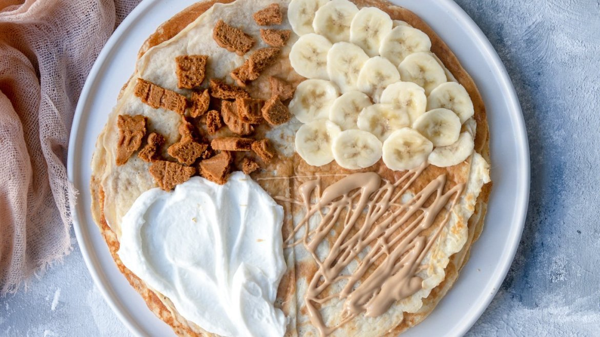 Mennyei túrós palacsinta sós karamellel, keksszel, banánnal és görög joghurttal - receptje a Tefal Unlimited serpenyőhöz.jpg